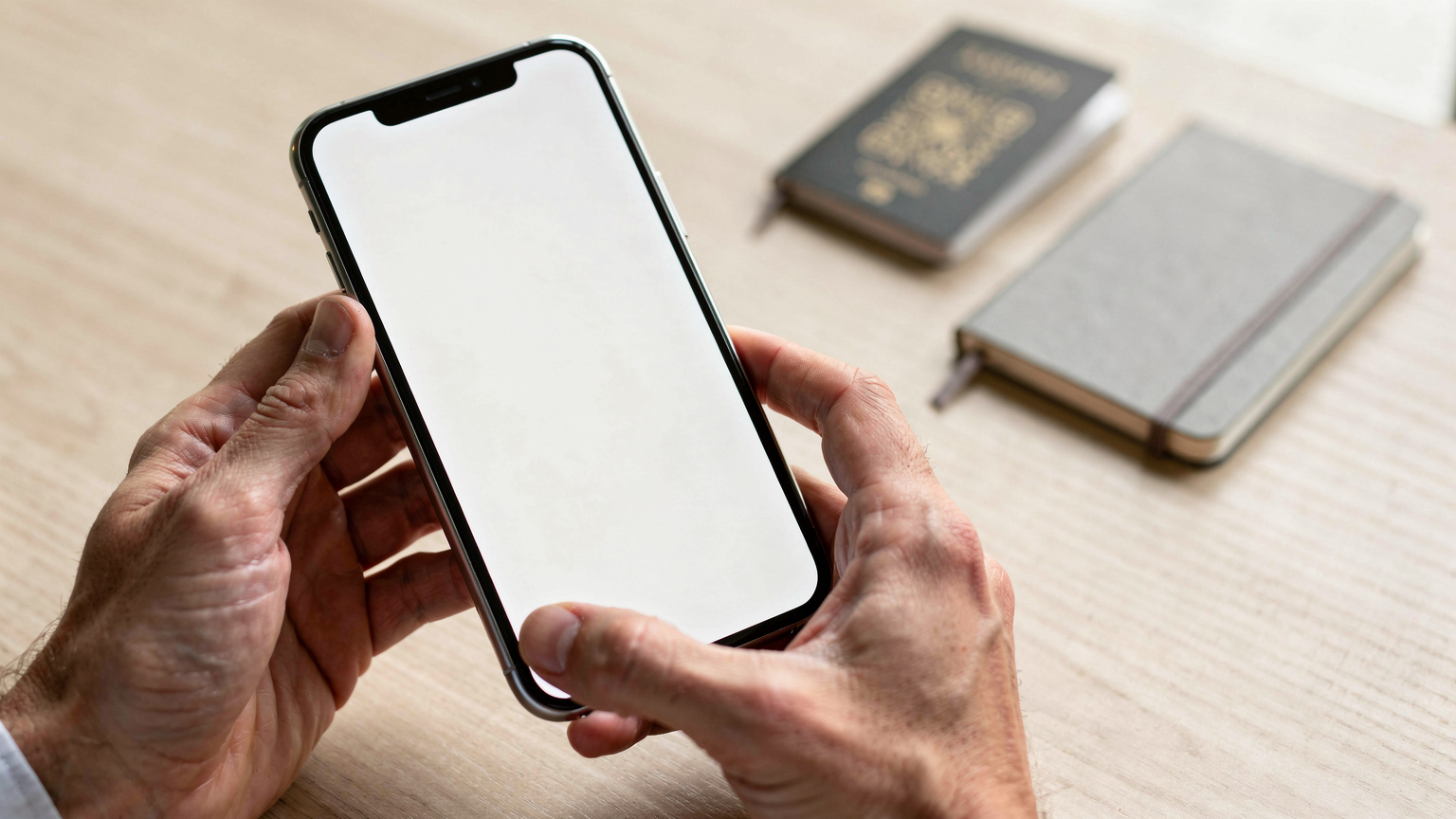 Unas manos sostienen un smartphone, mostrando el proceso de escaneo de un código QR para activar una eSIM, con un pasaporte de fondo sobre una mesa de madera, sugiriendo preparación para un viaje.