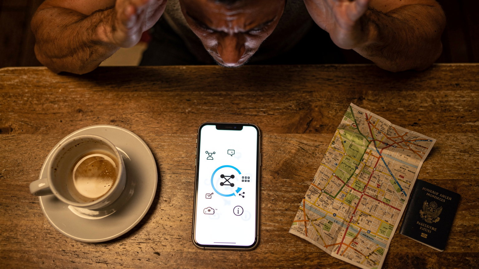 Un smartphone affichant un message d'erreur de connexion réseau est posé sur une table de restaurant, à côté d'une tasse de café et d'un passeport. La personne assise semble frustrée, regardant l'écran avec inquiétude.